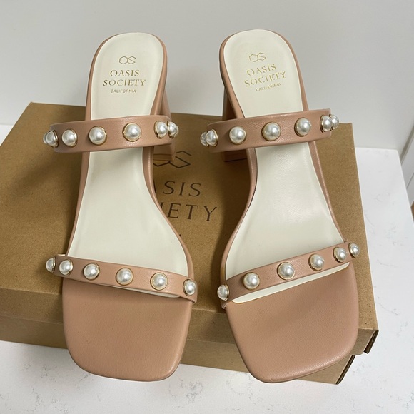 ⭐️FLASH SALE⭐️NEW! Stunning Hude Heels with pearl accents! - Picture 3 of 5